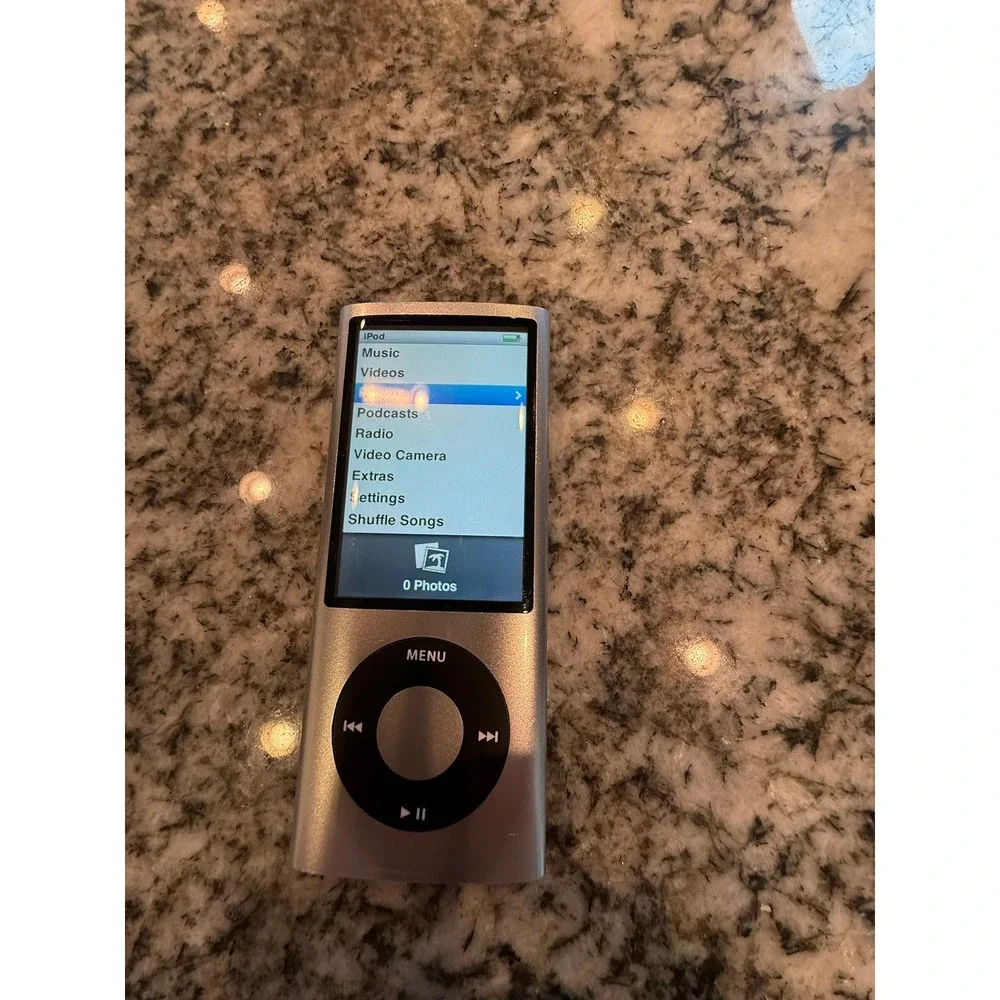 Apple iPod Nano 5th Gen Silver 8GB A1320 MP3 Player Video Camera FM Radio - Picture 3 of 3